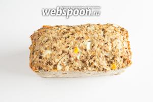 Минут через 15, после извлечения из духовки, мясной хлеб можно будет извлечь из формы, если вы собираетесь есть его горячим. Но тут существует некоторый риск, что куски окажутся крошковатыми и нестабильными. А вот через 1 час хлеб будет всё ещё чуть тёплым, и при этом абсолютно устойчивым и легко поддающимся нарезке. Но оптимального вкусораспределения этот мясной хлеб достигает, уже будучи холодным, — на следующий день.