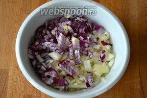 Нарезаем репчатый и красный лук небольшими кубиками. И тоже отправляем в кастрюлю к другим овощам.