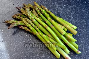Картофель очистите и нарежьте небольшими кубиками.
Спаржу тщательно промойте, чтобы удалить остатки земли. Самую нижнюю и более грубую часть стебля отрежьте, или отломите руками.