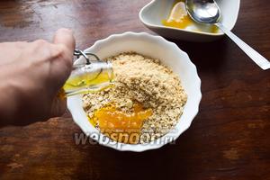 Овсяные хлопья смешаем с ореховой мукой, добавим 1,5 столовые ложки мёда и оливковое масло. Перемешаем, отставим в сторону.