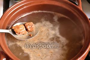 В это время в кастрюле уже должна кипеть вода. Отправляем мясо в воду. Снимаем пену (её будет немного). Добавляем немного соли.
