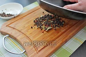 Начнём с приготовления соуса. Перец горошком, хорошо если у вас будет смесь перца, выложить на доску и дном сотейника или сковороды его хорошо размолоть. Делайте это так, под небольшим углом ставьте дно на перец и, прижимая, ведите сотейник от себя. Именно свежемолотый перец придаст нашему соусу аромат.