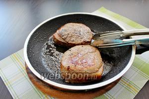 Выложить на раскалённую сковороду с маслом и жарить по 3-4 минуты с каждой стороны на огне меньше среднего. Здесь вы сами выбираете степень прожарки, для более прожаристого мяса надо увеличить время приготовления до 5-6 мин.
Если же кусок стейка будет толстым или вы хотите well done, ставьте мясо в прогретую духовку (200 ºC) на 3-8 минут.
Далее мясо вынуть из сковороды на тарелку и оставить его на минут 10.