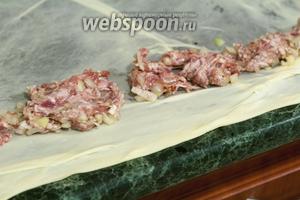 Укладываем тонкий прозрачный лист фило на стол, чтобы заняться формованием изделия с начинкой из мясного фарша.