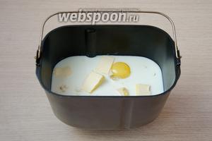 Поверх сыпучих ингредиентов выкладываем нехолодное сливочное масло, куриные яйца и молоко комнатной температуры. Включаем хлебопечку в режиме основного замеса теста — у меня эта программа занимает 2 часа 20 минут.