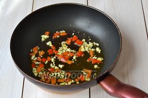 Обжарьте на оливковом масле кусочки чеснока и острого перца. Как только ощутите характерный аромат чеснока, переходите к следующему шагу.