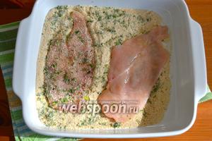 Обваляйте каждую отбивную в ароматной смеси из сухарей, плотно прижимая, чтобы сухая смесь плотно прикрепилась к отбивным.