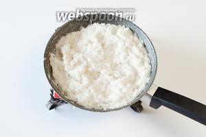 Смешав пюре из репы с рисом, солью и водой, я варила кашу на слабом огне 10 минут, потом поняла, что жидкости маловато, долила — и варила ещё 15 минут, уже на огне средней силы. Думаю, теперь, когда необходимое количество жидкости для каши из репы вычислено, вы можете варить её уже привычным вам способом, каким вы обычно варите рисовую кашу . Если вы привыкли к каше пожиже, чем та, которую вы видите у меня на фотографиях — увеличьте, соответственно, количество воды. Тут и моей сказке про кашу из репы конец, а кто слушал — молодец.