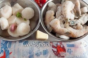 Основными ингредиентами моего соте из морепродуктов будут креветки (брала из 3 разных упаковок) и крупные гребешки Святого Якоба (без икры). Омар, хотя он и выглядит большим — приправа, он привносит не столько мясо, сколько вкус. Хорошая замена омару — пресноводные раки. Сливочное масло — важный технологический компонент. С растительным работать проще, но вкус готового соте получится менее гармоничным. Помидоры, петрушка, чеснок — всё это маловажно, служит преимущественно для декора или оттенения основного вкуса. Соли нет!!! Морепродукты сами по себе достаточно солёные.
