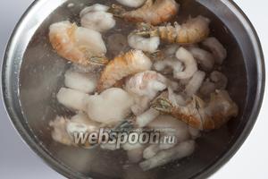 Те, в чьём распоряжении есть свежие морепродукты — тем вообще круто повезло! И они второй и третий шаг не читают. Там речь идёт об разморозке. Наиболее щадящий способ разморозки морепродуктов — это супермедленное многочасовое оттаивание в холодильнике. Зачастую убийственный для них способ — многочасовое оттаивание при комнатной температуре. Неприменимый для сотирования способ — оттаивание непосредственно во время термической обработки. Способ оттаивания, который предлагаю вам я — быстрый, но, в то же время, не убивает ни консистенцию, ни вкус замороженных морепродуктов. Просто залейте только что извлечённые из морозилки гребешки и креветки горячей водой (я беру самую горячую из-под крана, но можно и специально вскипятить) и оставьте их на 10 минут.