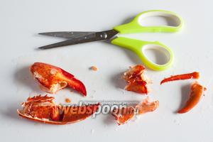Ещё съедобные кусочки есть в клешнях и плечах омара. Толстые части клешней и плечи вскрываем 2 разрезами по тому же принципу, что и хвост. Всегда делайте 2 разреза, когда 1, без специальной вилки выковыривать неудобно. В тонкой части клешни, чисто теоретически, мясо тоже есть, но им можно пренебречь — я не знаю, как там у крупных, но при таком размере омара этот кусочек обычно не очень вкусный, он слишком сухой.