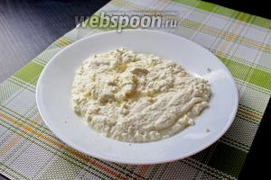 Аккуратно развязать марлю и ложкой собрать весь творог. Вот такой нежный, мягкий получился наш творожок.