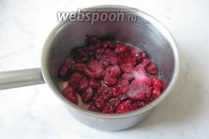 Готовим начинку для рогаликов. Вишню моем. Можно не размораживать. Кладём в кастрюльку и наливаем 2-3 столовые ложки воды и 1 столовую ложку сахара. Доводим до кипения, постоянно помешивая.