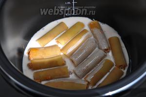 Чашу мультиварки смажем маслом, выложим пасту и зальём нашим соусом, почти до верха. Включим мультиварку в «режим печь» выберем температуру 110°С и время 30 минут.