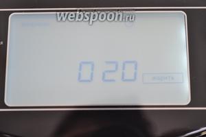 Готовить будем в мультиварке PHILIPS HD3197. Включим мультиварку в режим «жарить» на 20 минут. Если ваш прибор имеет меньшую мощность и жарит плохо, используйте для жарки режим «печь».
