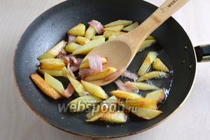 Картофель нарежьте ломтиками, грудинку — тонкими полосками. Сначала в разогретом масле обжаривайте в течение 10 минут ломтики картофеля. Затем добавьте грудинку и обжарьте всё вместе до полной готовности.