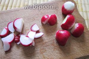 Далее необходимо измельчить продукты. Начнём с редиса. Можно нарезать его соломкой или так, как вы любите. Я предпочитаю полукольца.