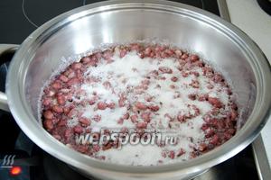 Когда вода выпарится, необходимо уменьшить огонь и высыпать оставшийся сахар, тщательно всю массу перемешать и подержать на огне ещё 1 минуту, помешивая.