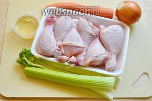 Что нам нужно для приготовления обеда: куриные голени, лук, чеснок, морковь, три стебля сельдерея, соль, специи, оливковое масло.