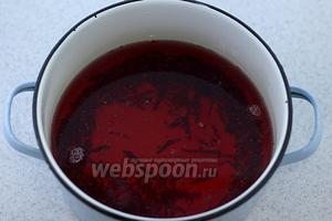 Свёклу промойте, очистите от кожицы. Нарежьте брусочками или натрите на крупной тёрке. Поместите в кастрюлю для варки. Налейте воду. Варите на среднем огне, пока жидкость не станет более прозрачной. Свёкла должна вывариться.