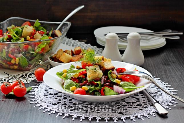 Фото Салат с красной фасолью и чесночными крутонами