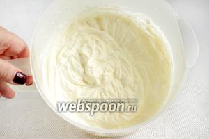 Сливки взбить с сахаром по вкусу. Я добавила около 2 ложек сахара и мне было многовато, достаточно 1 ложки.