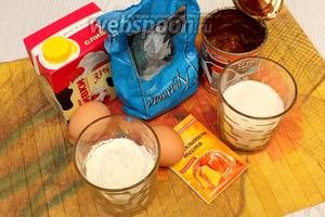 Для приготовления нам понадобятся яйца куриные, сахар, мука пшеничная, крахмал, разрыхлитель, кипяток, сливки, сгущёнка вареная и шоколад тёмный.