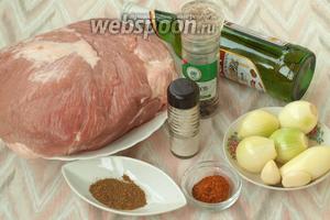 Для приготовления шашлыка важно купить правильное мясо. Отлично подойдёт свиной ошеек, но у меня мякоть. Также нам понадобится светлое пиво, лук, чеснок, приправа для шашлыка, молотый кориандр, соль и перец.