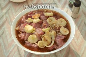 Залить мясо маринадом, затянуть миску плёнкой и мариновать не менее 3 часов. У меня мариновалось ночь.
