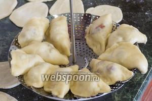 Вареники с вишней на пару готовы. Их осталось посыпать сахаром и сдобрить сливочным маслом.