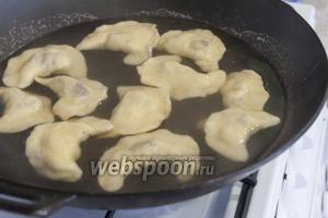 Их можно готовить разными способами. Поэтому следующую партию вареников варим в воде. После закладки вареников в подсоленную кипящую воду пользуемся шумовкой, чтобы они не прилипли ко дну.
