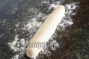 Формуем на припылённом мукой столе валик из вареничного теста.