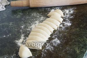 Разрезаем его на порционные кусочки.