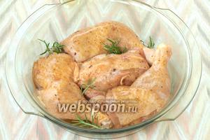 Выложить части курицы в форму. Остатки маринада вылить сверху. Между курицей выложить свежий розмарин.
