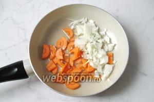 Морковь и репчатый лук почистить и помыть. Нарезать мелко. На сковороду налить подсолнечное масло и выложить лук с морковью.