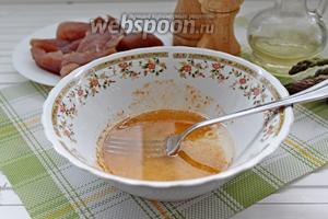 Приготовим маринад для тунца. Для этого смешать 1 ст. л. оливкового масла, сок 1 лимона, соль по вкусу и перец чёрный молотый.