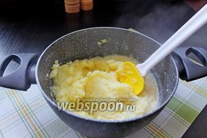Размять толкушкой в пюре, посолить, поперчить, добавить сливочное масло и молоко и убрать в сторону чтобы оно остыло.