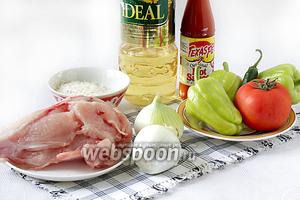 Для приготовления блюда возьмём растительное масло, острый соус, куриное филе, сладкий свежий перец, помидор, репчатый лук, 1 чайную ложку томатной пасты, стручковый перец.