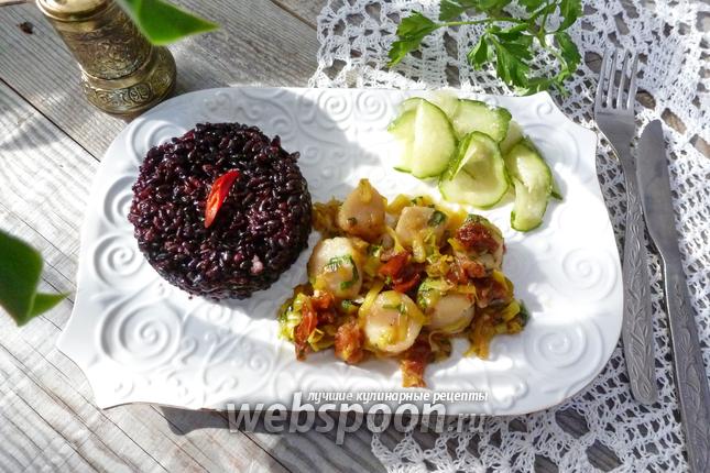 Фото Морские гребешки с вялеными помидорами, пореем и чёрным рисом