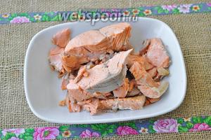 Когда рыба сварится, вынем её шумовкой удалим кости и кожу и разломаем на кусочки. Позже добавим рыбу в уху.