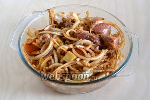 Добавьте уксус, оливковое масло, аджику, тимьян и перец. Посолите по вкусу и перемешайте. Пока замачивается фасоль, пусть мясо промаринуется в холодильнике.