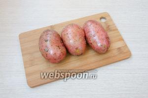 Картофель хорошенько вымыть и обсушить. Сложить его в ёмкость, полить сверху подсолнечным маслом и посыпать солью. Перемешать, чтобы каждая картофелина была полностью покрыта солёным маслом.