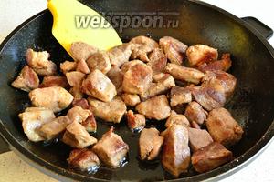 Мясо утиной грудки нарезать небольшими кусочками и обжарить до готовности на растительном масле. В конце немного посолить. Затем утку переложить в миску.
