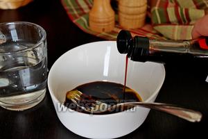 Приготовим маринад для маринования мяса. Для этого смешать яичный желток с соевым соусом, солью и водой.