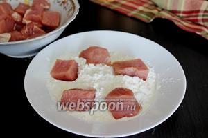 Промаринованное мясо вынуть из маринада, обсушить и обвалять в крахмале (отложить 1 ч. л. для соуса).