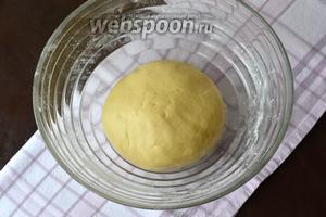 Сформировать из теста шар, выложить в большую миску, накрыть плёнкой и поставить в тихое уютное место для подъёма на 35 минут. Если у вас электрическая духовка, то включите её в режиме «свет» и поставьте миску с тестом в духовой шкаф... При таком режиме там создадутся идеальные условия и температура для такого теста.