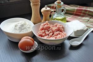 Приготовим все ингредиенты по списку: яйца, уксус, творог, соль, мука, масло, фарш, соль, перец.