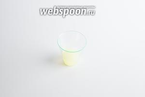 Ставим вариться куриные яйца и выжимаем сок из 1/2 лимона, чтобы был под рукой, когда потребуется.