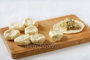 Тесто разделить на равные кусочки. Каждый кусочек расплющить в лепёшку, в центр выложить начинку и, защипав края, сформировать пирожок.