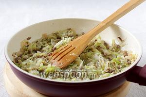 Должна получиться сочная и очень вкусная начинка. Переложить её на тарелку для быстрого остывания и полностью остудить.